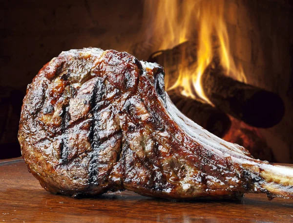 Barbecue Tomahawk Steak Sur Planche Bois — Photo