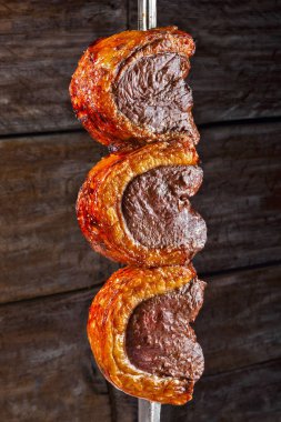 Üzerinde şiş ızgara picanha