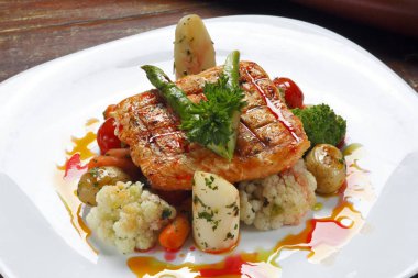 Sebze salatası ile Somon fileto