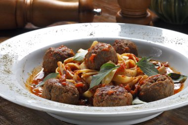 İtalyan yemeği spagetti bolognese sığır eti köfte ile