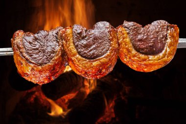 Üzerinde şiş ızgara picanha