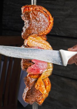 Üzerinde şiş ızgara picanha