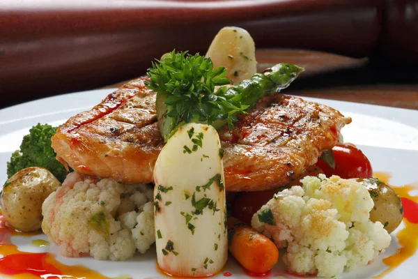 Fillet Salmon Vegetable Salad — Stock Photo, Image