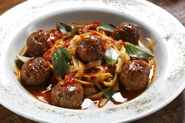 イタリア料理牛肉のミートボール スパゲッティ ボロネーゼ スタイル — ストック写真