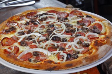 Eritilmiş peynir ve Siyah Zeytin ile biberli pizza