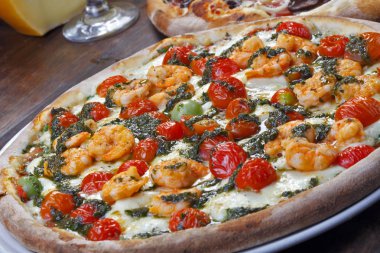 Karides pizza domates ile