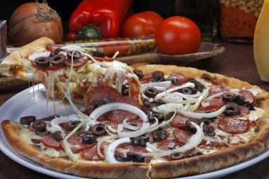 Eritilmiş peynir ve Siyah Zeytin ile biberli pizza