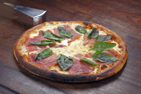 Pizza Szynką Mozzarellą Bazylią Parma — Zdjęcie stockowe