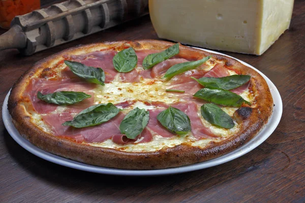 Pizza Szynką Mozzarellą Bazylią Parma — Zdjęcie stockowe