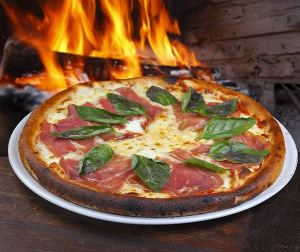 Pizza Com Presunto Parma Queijo Mussarela Manjericão — Fotografia de Stock