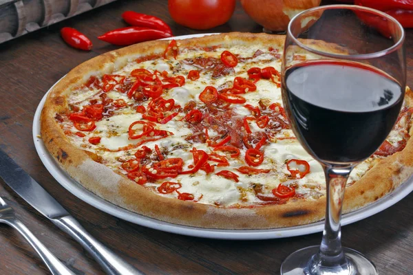 Pizza Serem Pepperoni — Zdjęcie stockowe