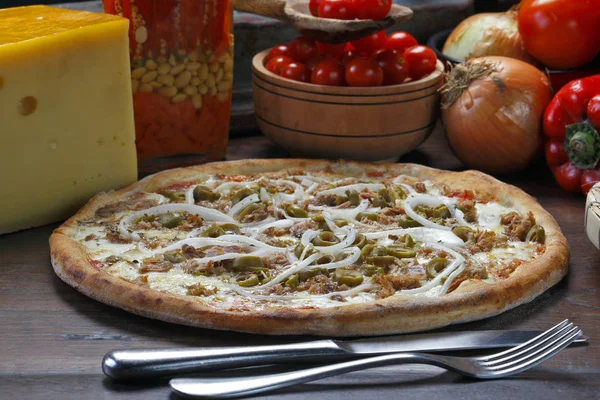 Pizza Con Aceitunas Verdes Atún Cebolla —  Fotos de Stock