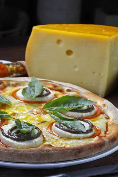 Pizza Sýrem Burrata Bazalkou — Stock fotografie