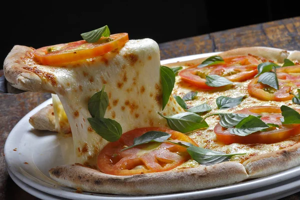 Erimiş peynirli sıcak pizza dilimi 