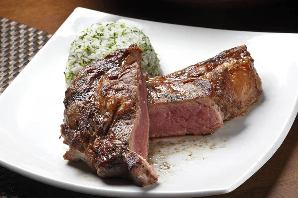 Střední Vzácné Plátky Hovězí Steak — Stock fotografie
