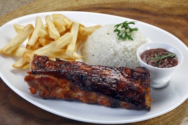 Domuz kaburga barbekü sosu ve garnitürleri