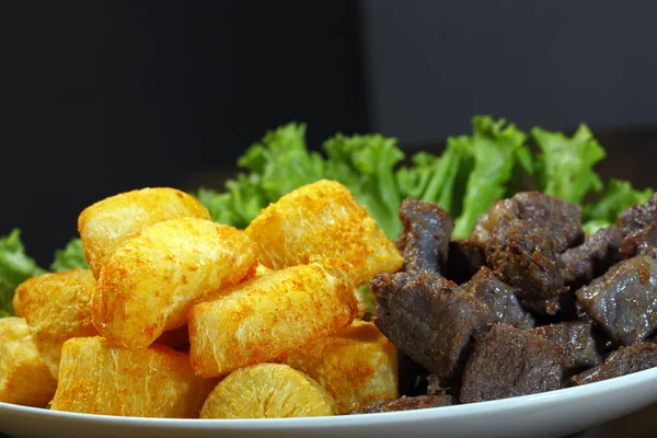 Mandioca Comida Tradicional Brasileña Con Verduras Frescas — Foto de Stock