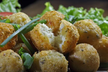 Lezzetli morina köfte plaka üzerinde görünümü kapatın