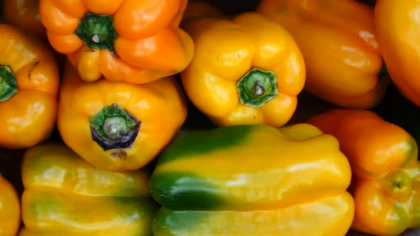 Vergrote Weergave Van Stapel Van Paprika Marktkraam — Stockvideo