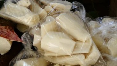 taze tatlı patateslerin üzerine bir piyasa ahır