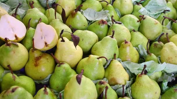 Close View Ripe Pears Market Stall — Stock Video