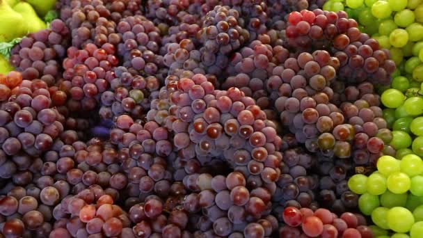 市場の屋台で熟したブドウのクローズ アップ ビュー — ストック動画