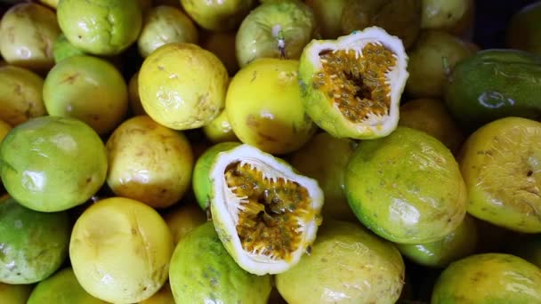 Γκρο Πλαν Θέα Φρέσκα Τροπικά Φρούτα Στο Στάβλο Αγοράς — Αρχείο Βίντεο