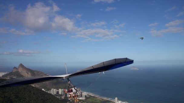 Πτήση Του Κολλάει Ανεμόπτερο Στο Pedra Bonita Στο Ρίο Ντε — Αρχείο Βίντεο