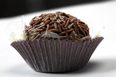 Beyaz arka plan üzerinde yakın çekim görünümü çikolata şeker 