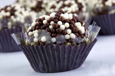 Beyaz arka plan üzerinde yakın çekim görünümü çikolata şeker 