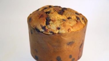 Beyaz arka plan üzerinde şekerlenmiş meyve ile panettone 