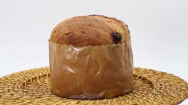 Panettone Met Gekonfijte Vruchten Witte Achtergrond — Stockvideo