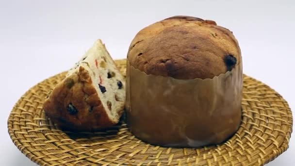 Panettone Con Frutas Confitadas Sobre Fondo Blanco — Vídeos de Stock