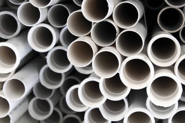 Pvc boru yığılmış görünümünü yakın çekim 