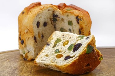 Beyaz arka plan üzerinde şekerlenmiş meyve ile panettone 