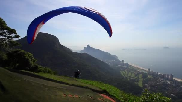 ジャネイロ ペドラ ボニータにハング グライダーの飛行 — ストック動画