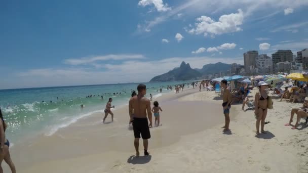 Mensen Het Strand Van Ipanema Rio Janeiro — Stockvideo