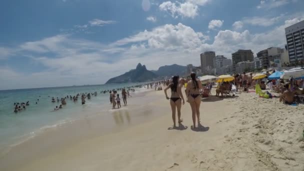 Άτομα Στην Παραλία Ipanema Ρίο Ντε Τζανέιρο — Αρχείο Βίντεο
