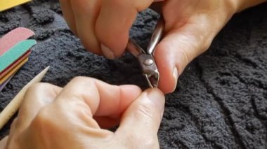 Manikür yaparken elleri yakından görmek 