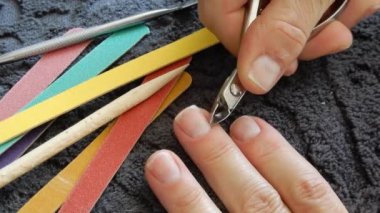 Manikür yaparken elleri yakından görmek 