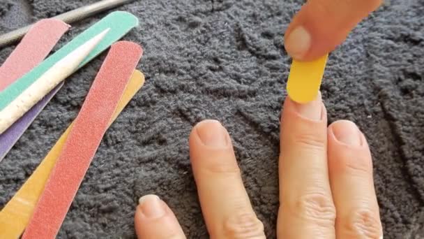 Vista Ravvicinata Delle Mani Che Fanno Manicure — Video Stock