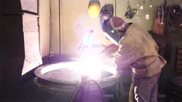 防护服和面罩的焊工工人 — 图库视频影像