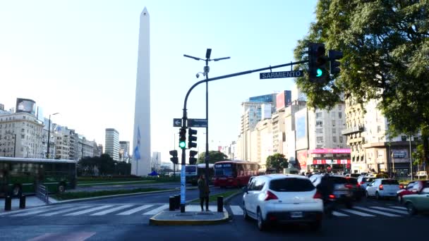 ブエノスアイレス アルゼンチン のオベリスク オベリスク 2015 日にアルゼンチンのブエノスアイレスで 首都で最も認識ランドマーク — ストック動画