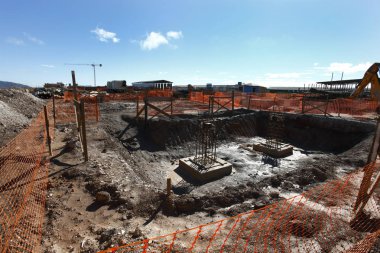 İnşaat alanında organize binanın görünümünü 