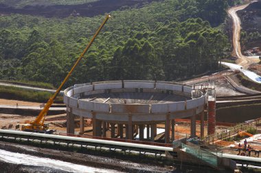 İnşaat alanında organize binanın görünümünü 