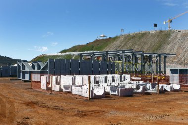 İnşaat alanında organize binanın görünümünü 