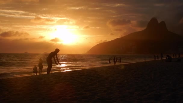 Gente Pasando Tiempo Cerca Del Océano Atardecer — Vídeos de Stock