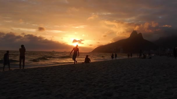 Ludzi Spędzać Czas Pobliżu Ocean Zachód Słońca — Wideo stockowe