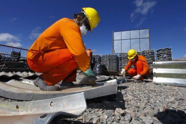 Endüstriyel Bina inşaat sahasında işçiler 