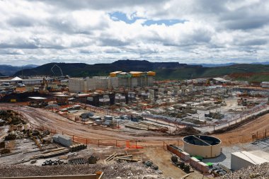 İnşaat alanında organize binanın görünümünü 